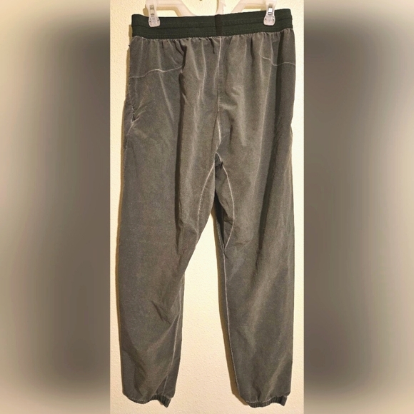 Nike Dri-fit standard fit cargo windbreaker joggers within drawstring sz.M - Picture 2 of 9